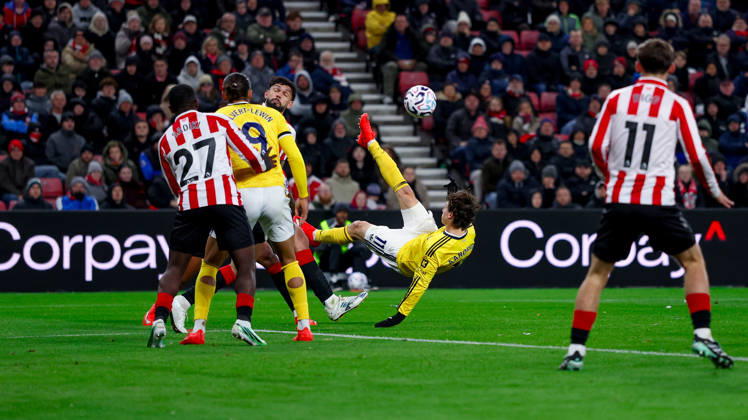Sunderland v Leeds United, Premier League Leeds United midfielder Brenden Aaronson (11) with an overhead kick during the Premier League match between Sunderland and Leeds United at the Stadium Of Light, Sunderland, UK on 25 October 2026. Editorial use only DataCo restrictions apply See www.football-dataco.com , Copyright: xSimonxDaviesx PSI-25055-0023