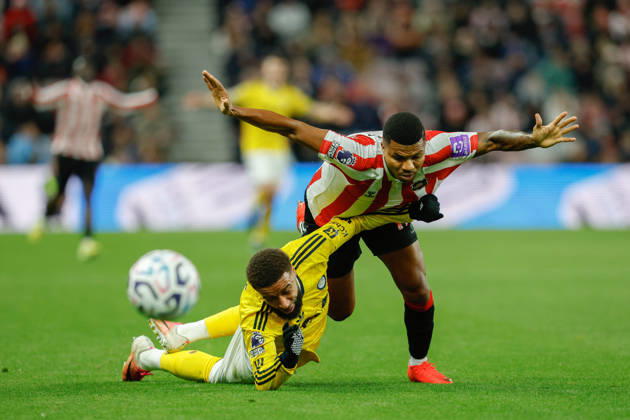 Sport Bilder des Tages Sunderland v Leeds United, Premier League Reinildo Mandava of Sunderland fouls Jayden Bogle of Leeds United during the Sunderland v Leeds United Premier League match at the Stadium of Light, Sunderland, England on 25 October 2026 Credit: Craig Cowan Every Second Media Editorial use only. All images are copyright Every Second Media Limited. No images may be reproduced without prior permission. All rights reserved. Premier League and Football League images are subject to licensing agreements with Football DataCo Limited. see https: www.football-dataco.com Copyright: xIMAGO EveryxSecondxMediax ESM-2252-0074 CraigxCowanx xEveryxSecondxMediax