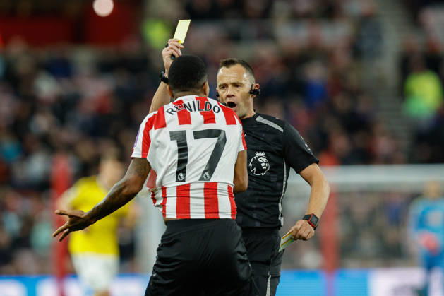 Sunderland v Leeds United, Premier League Referee Stuart Attwell shows Reinildo Mandava of Sunderland a yellow card during the Sunderland v Leeds United Premier League match at the Stadium of Light, Sunderland, England on 25 October 2026 Credit: Craig Cowan Every Second Media Editorial use only. All images are copyright Every Second Media Limited. No images may be reproduced without prior permission. All rights reserved. Premier League and Football League images are subject to licensing agreements with Football DataCo Limited. see https: www.football-dataco.com Copyright: xIMAGO EveryxSecondxMediax ESM-2252-0076 CraigxCowanx xEveryxSecondxMediax