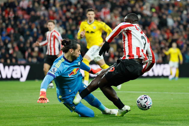 Sunderland v Leeds United - Premier League 2026 27 James Trafford, goalkeeper of Leeds United is kicked in a painfull possition by Brian Brobbey of Sunderland during the Premier League 2026 27 match between Sunderland and Leeds United at Stadium of Light on October 25, 2026 in Sunderland, England. WARNING! This Photograph May Only Be Used For Newspaper And Or Magazine Editorial Purposes. May Not Be Used For Publications Involving 1 player, 1 Club Or 1 Competition Without Written Authorisation From Football DataCo Ltd. For Any Queries, Please Contact Football DataCo Ltd on +44 (0) 207 864 9121 Sunderland Stadium of Light England United Kingdom Copyright: xAllstarxPicturexLibraryxLtdx