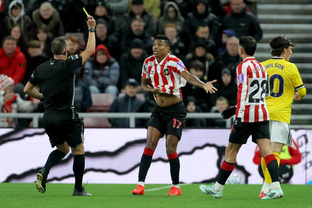 Sunderland v Leeds United - Premier League 2026 27 Reinildo Mandava of Sunderland is shown a Yellow card and booked by referee Stuart Attwell during the Premier League 2026 27 match between Sunderland and Leeds United at Stadium of Light on October 25, 2026 in Sunderland, England. WARNING! This Photograph May Only Be Used For Newspaper And Or Magazine Editorial Purposes. May Not Be Used For Publications Involving 1 player, 1 Club Or 1 Competition Without Written Authorisation From Football DataCo Ltd. For Any Queries, Please Contact Football DataCo Ltd on +44 (0) 207 864 9121 Sunderland Stadium of Light England United Kingdom Copyright: xAllstarxPicturexLibraryxLtdx