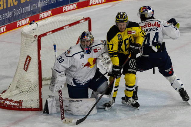 Krefeld, Germany, September 18, 2026 PENNY DEL 2026–2027 Game 12: Krefeld Pinguine vs. EHC Red Bull Munich Pictured, from left, in a one-on-one battle: Goaltender Antoine Bibeau (RBM), Max Newton (KEV) and Trevor Carrick (RBM). YAYLA ARENA, North Rhine-Westphalia Copyright: xFotostandx xGoertzx