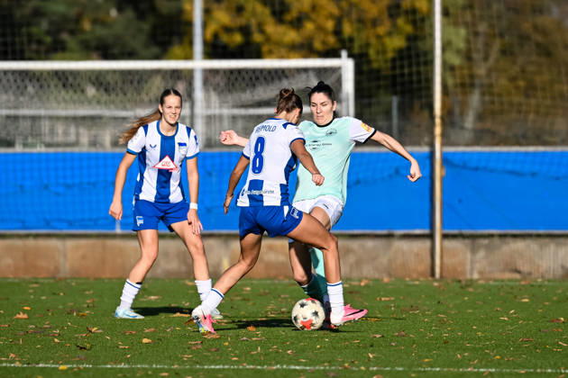 October 25, 2026, Soccer, Women s Bundesliga 2, 2026–2027, Matchday 10, Hertha BSC Berlin vs. SG 99 Andernach; Magdalena Schumacher of Andernach keeps Lotte Reimold (No. 8, Hertha BSC) away from the ball