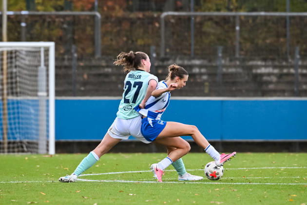 October 25, 2026, Soccer, Women s Bundesliga 2, 2026–2027, Matchday 10, Hertha BSC Berlin vs. SG 99 Andernach; Malou Müller (27, Andernach) holds Lotte Reimold (Hertha BSC) by her jersey