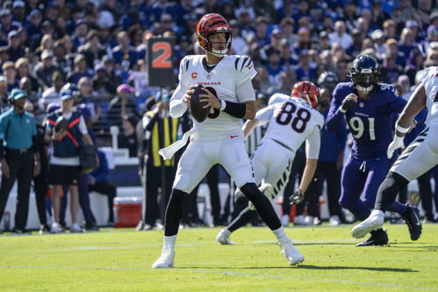 BALTIMORE, MD - OCTOBER 25: Joe Burrow 9 of the Cincinnati Bengals looks to throw the ball during an NFL, American Football Herren, USA football game between the Baltimore Ravens and the Cincinnati Bengals at M&T Bank Stadium on October 25, 2026 in Baltimore, Maryland. (Photo by Ben Hsu Icon Sportswire) NFL: OCT 25 Bengals at Ravens EDITORIAL USE ONLY Icon224261025014