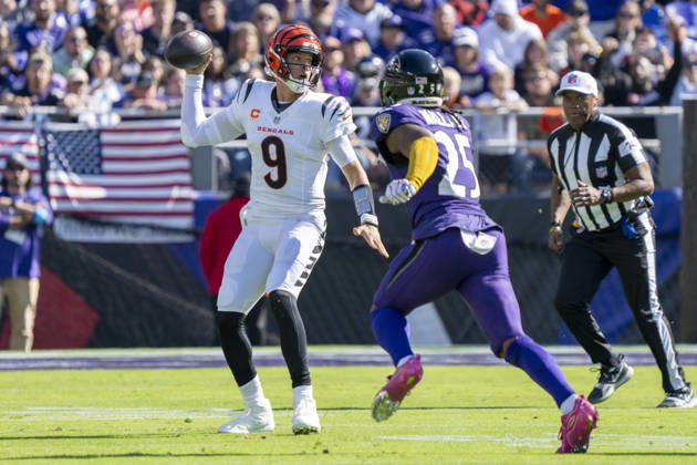 BALTIMORE, MD - OCTOBER 25: Joe Burrow 9 of the Cincinnati Bengals looks to throw the ball while being chased by K von Wallace 25 of the Baltimore Ravens during an NFL, American Football Herren, USA football game between the Baltimore Ravens and the Cincinnati Bengals at M&T Bank Stadium on October 25, 2026 in Baltimore, Maryland. (Photo by Ben Hsu Icon Sportswire) NFL: OCT 25 Bengals at Ravens EDITORIAL USE ONLY Icon224261025017