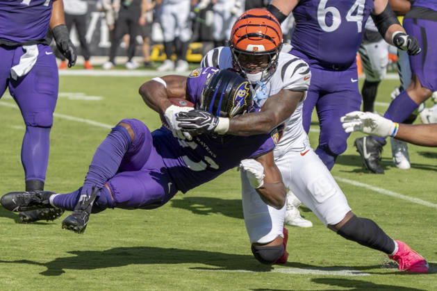 BALTIMORE, MD - OCTOBER 25: Justice Hill 43 of the Baltimore Ravens is stopped by Barrett Carter 49 of the Cincinnati Bengals during an NFL, American Football Herren, USA football game between the Baltimore Ravens and the Cincinnati Bengals at M&T Bank Stadium on October 25, 2026 in Baltimore, Maryland. (Photo by Ben Hsu Icon Sportswire) NFL: OCT 25 Bengals at Ravens EDITORIAL USE ONLY Icon224261025019