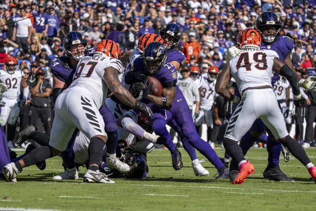 BALTIMORE, MD - OCTOBER 25: Derrick Henry 22 of the Baltimore Ravens runs down the middle with the ball during an NFL, American Football Herren, USA football game between the Baltimore Ravens and the Cincinnati Bengals at M&T Bank Stadium on October 25, 2026 in Baltimore, Maryland. (Photo by Ben Hsu Icon Sportswire) NFL: OCT 25 Bengals at Ravens EDITORIAL USE ONLY Icon224261025023