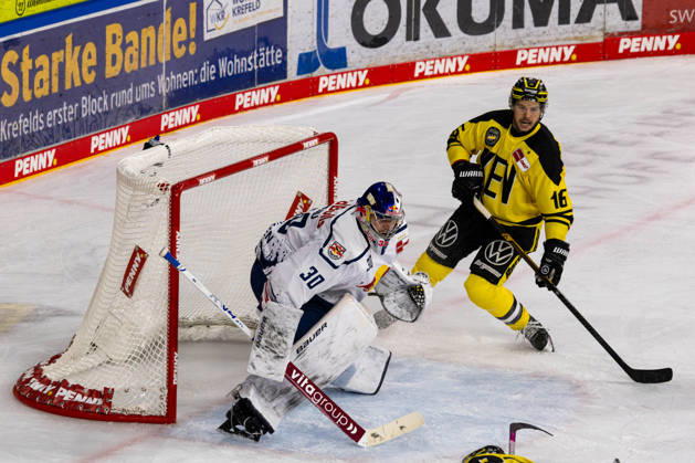 Krefeld, Germany, September 18, 2026 PENNY DEL 2026–2027, Game 12: Krefeld Pinguine vs. EHC Red Bull Munich Pictured, from left: Goaltender Antoine Bibeau (RBM) and Tanner Kero (KEV) at YAYLA ARENA, North Rhine-Westphalia Copyright: xFotostandx xGoertzx
