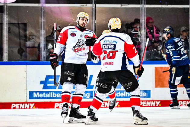 Goal celebration, cheers, joy for goal scorer Samuel Dove McFall of the Nuremberg Ice Tigers, 75 Jackson Cates of the Nuremberg Ice Tigers, 26, GER, Iserlohn Roosters vs. Nuremberg Ice Tigers, ice hockey, Penny DEL, Matchday 12, 2026–2027 season, October 25, 2026, GER, Iserlohn Roosters vs. Nuremberg Ice Tigers, ice hockey, Penny DEL, Matchday 12, 2026–2027 season, October 25, 2026, Iserlohn Copyright: xJonasxBrockmann Eibner-Pressefotox EP_JBN