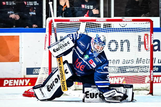Hendrik Hane of the Iserlohn Roosters, 32, holds the puck, GER, Iserlohn Roosters vs. Nuremberg Ice Tigers, ice hockey, Penny DEL, Matchday 12, 2026–2027 season, October 25, 2026, GER, Iserlohn Roosters vs. Nuremberg Ice Tigers, Ice Hockey, Penny DEL, Matchday 12, 2026–2027 Season, October 25, 2026, Iserlohn Copyright: xJonasxBrockmann Eibner-Pressefotox EP_JBN
