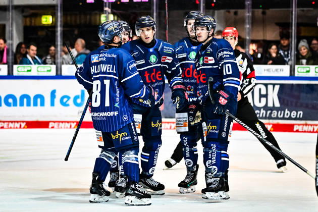 Goal celebration, cheers, joy from goal scorer Cole Maier of the Iserlohn Roosters, 14 Mac Hollowell of the Iserlohn Roosters, 81 Johannes Krauss, Iserlohn Roosters; 16 Tyler Boland, Iserlohn Roosters; 10 Christian Thomas, Iserlohn Roosters; 27, GER, Iserlohn Roosters vs. Nuremberg Ice Tigers, ice hockey, Penny DEL, Matchday 12, 2026–2027 season, October 25, 2026, GER, Iserlohn Roosters vs. Nuremberg Ice Tigers, Ice Hockey, Penny DEL, Matchday 12, 2026–2027 Season, October 25, 2026, Iserlohn Copyright: xJonasxBrockmann Eibner-Pressefotox EP_JBN