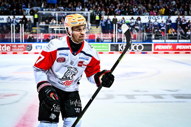 Goal celebration, cheers, joy for goal scorer Tyler Spezia of the Nuremberg Ice Tigers, 37, GER, Iserlohn Roosters vs. Nuremberg Ice Tigers, ice hockey, Penny DEL, Matchday 12, 2026–2027 season, October 25, 2026, GER, Iserlohn Roosters vs. Nuremberg Ice Tigers, ice hockey, Penny DEL, Matchday 12, 2026–2027 season, October 25, 2026, Iserlohn Copyright: xJonasxBrockmann Eibner-Pressefotox EP_JBN