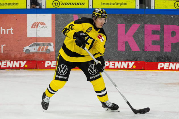Krefeld, Germany, September 18, 2026 PENNY DEL 2026–2027, Game 12: Krefeld Penguins vs. EHC Red Bull Munich. Pictured: Max Gildon (KEV) with the puck at YAYLA ARENA, North Rhine-Westphalia Copyright: xFotostandx xGoertzx