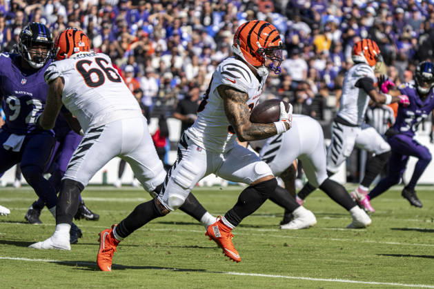 BALTIMORE, MD - OCTOBER 25: Chase Brown 30 of the Cincinnati Bengals runs with the ball during an NFL, American Football Herren, USA football game between the Baltimore Ravens and the Cincinnati Bengals at M&T Bank Stadium on October 25, 2026 in Baltimore, Maryland. (Photo by Ben Hsu Icon Sportswire) NFL: OCT 25 Bengals at Ravens EDITORIAL USE ONLY Icon224261025025