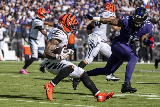 BALTIMORE, MD - OCTOBER 25: Chase Brown 30 of the Cincinnati Bengals jukes out Mike Green 15 of the Baltimore Ravens during an NFL, American Football Herren, USA football game between the Baltimore Ravens and the Cincinnati Bengals at M&T Bank Stadium on October 25, 2026 in Baltimore, Maryland. (Photo by Ben Hsu Icon Sportswire) NFL: OCT 25 Bengals at Ravens EDITORIAL USE ONLY Icon224261025026