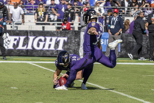 BALTIMORE, MD - OCTOBER 25: Tyler Loop 33 of the Baltimore Ravens kicks a field goal during an NFL, American Football Herren, USA football game between the Baltimore Ravens and the Cincinnati Bengals at M&T Bank Stadium on October 25, 2026 in Baltimore, Maryland. (Photo by Ben Hsu Icon Sportswire) NFL: OCT 25 Bengals at Ravens EDITORIAL USE ONLY Icon224261025030