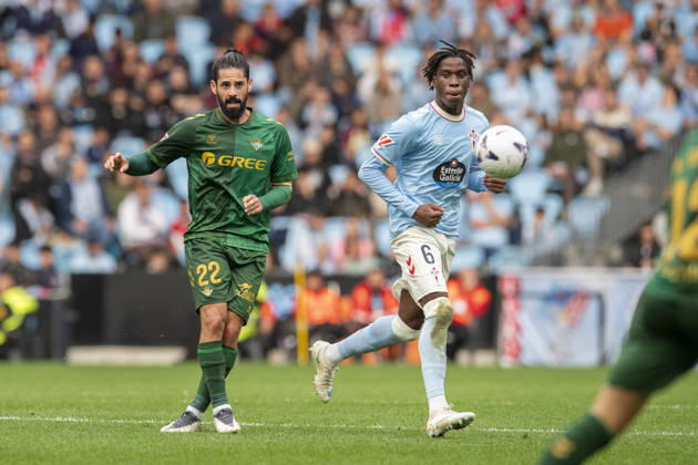 Real Celta vs. Real Betis in La Liga EA Sports,Matchday 10: Isco of Real Betis L and Illiax Moriba of RC Celta during Matchday 10 of La Liga EA Sports: RC Celta vs. Real Betis on October 25, 2026, at Abanca Balaidos Stadium in Vigo, Pontevedra, Spain Copyright: xLuisxlorenzox