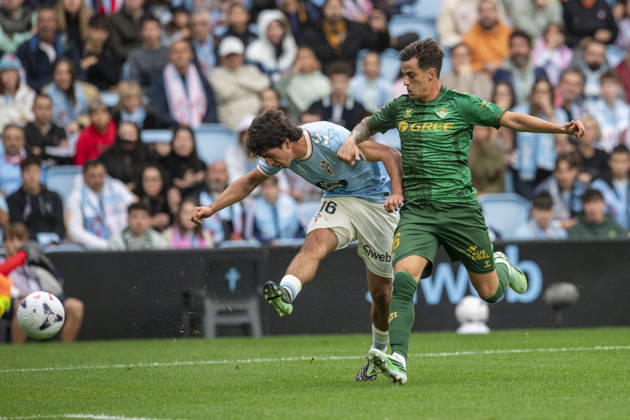 R C Celta vs. Real Betis, La Liga EA Sports,Matchday 10: Hugo Gonzalez of Real Club Celta battles Dani Ceballos for the ball during Matchday 10 of La Liga EA Sports: R.C. Celta vs. Real Betis on October 25, 2026, at Abanca Balaidos Stadium in Vigo, Pontevedra, Spain Copyright: xLuisxlorenzox