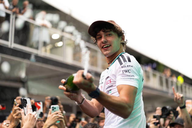 F1 - UNITED STATES GRAND PRIX 2026 KIMI ANTONELLI Andrea (ita), Mercedes AMG F1 Team W16, portrait, team celebration during the 2026 Formula 1 United States Grand Prix, 18th round of the 2026 Formula One World Championship, WM, Weltmeisterschaft from October 23 to 25, 2026 on the Circuit of the America, in Austin, Texas, United States of America - AustinUnited States  Copyright: xAndrÃ xFerreirax