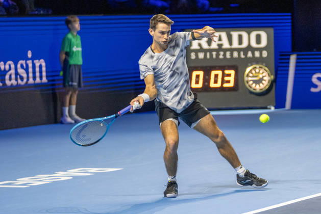 BASEL, SWITZERLAND, OCTOBER 26 — Mariano Navone of Argentina hits a forehand against Valentin Vacherot of Monaco during Day 3 of the Swiss Indoors Basel at St. Jakobshalle on October 26, 2026, in Basel, Switzerland Copyright: xJustPictures.ch PascalxvonxBürenx jp-en-EuSpIm-Pavo_Fotografie-08326