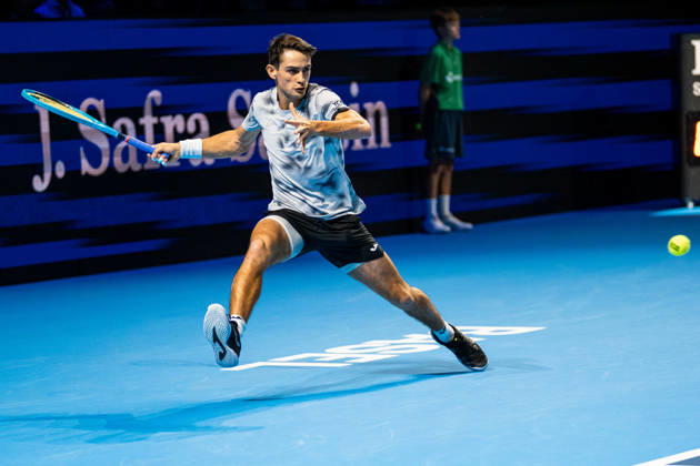 BASEL, SWITZERLAND, OCTOBER 26 Mariano Navone of Argentina stretches to hit a forehand against Valentin Vacherot of Monaco during Day 3 of the Swiss Indoors Basel at St. Jakobshalle on October 26, 2026, in Basel, Switzerland Copyright: xJustPictures.ch PascalxvonxBürenx jp-en-EuSpIm-Pavo_Fotografie-08474