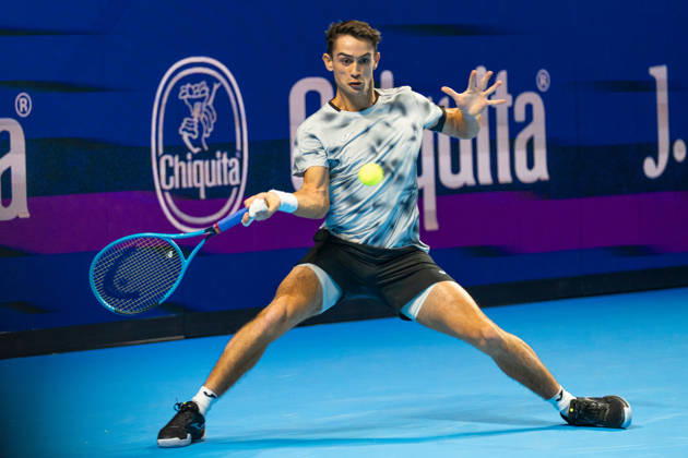 BASEL, SWITZERLAND, OCTOBER 26 Mariano Navone of Argentina stretches to hit a forehand against Valentin Vacherot of Monaco during Day 3 of the Swiss Indoors Basel at St. Jakobshalle on October 26, 2026, in Basel, Switzerland Copyright: xJustPictures.ch PascalxvonxBürenx jp-en-EuSpIm-Pavo_Fotografie-08629