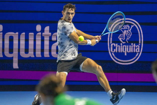 BASEL, SWITZERLAND, OCTOBER 26: Mariano Navone of Argentina hits a backhand against Valentin Vacherot of Monaco during Day 3 of the Swiss Indoors Basel at St. Jakobshalle on October 26, 2026, in Basel, Switzerland Copyright: xJustPictures.ch PascalxvonxBürenx jp-en-EuSpIm-Pavo_Fotografie-09366