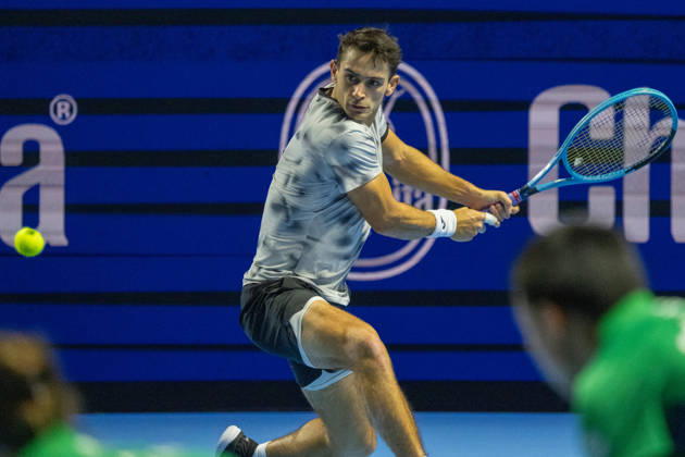 BASEL, SWITZERLAND, OCTOBER 26: Mariano Navone of Argentina hits a backhand against Valentin Vacherot of Monaco during Day 3 of the Swiss Indoors Basel at St. Jakobshalle on October 26, 2026, in Basel, Switzerland Copyright: xJustPictures.ch PascalxvonxBürenx jp-en-EuSpIm-Pavo_Fotografie-09279