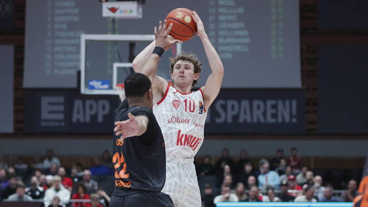 Pictured from left: Nighael Ceaser of the NINERS Chemnitz, 22, against Calvin Wishart of the Würzburg Baskets, 10, on a three-point shot, 26 10 2026,Fitness First Würzburg Baskets vs. NINERS Chemnitz, easyCredit BBL, Matchday 6, Germany, 97072, tectake Arena Würzburg, Copyright: HMBxMedia xJulienxBecker