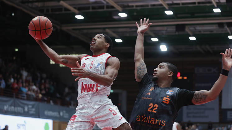Pictured from left: Kenny Dye of the Würzburg Baskets, No. 5, making a layup against Nighael Ceaser of the NINERS Chemnitz, 22 26 10 2026,Fitness First Würzburg Baskets vs. NINERS Chemnitz, easyCredit BBL, Matchday 6, Germany, 97072, tectake Arena Würzburg, Copyright: HMBxMedia xJulienxBecker