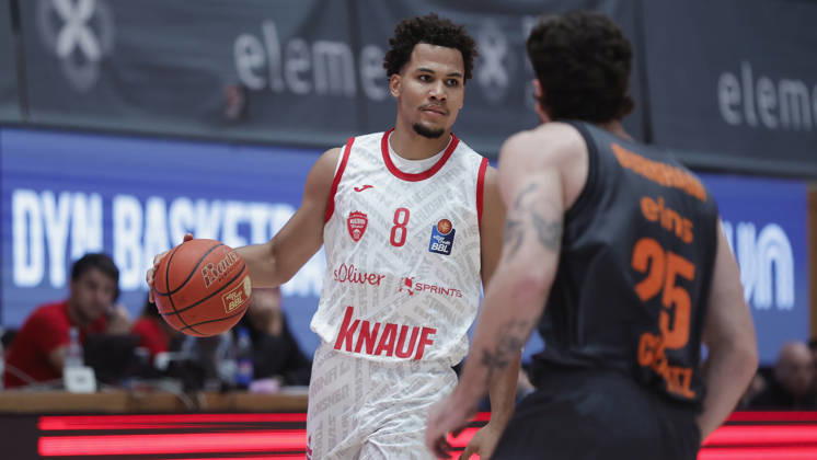 Pictured from left: Brandon Tischler of the Würzburg Baskets, No. 8, with the ball against Ben Burnham of the NINERS Chemnitz, 25 26 10 2026,Fitness First Würzburg Baskets vs. NINERS Chemnitz, easyCredit BBL, Matchday 6, Germany, 97072, tectake Arena Würzburg, Copyright: HMBxMedia xJulienxBecker