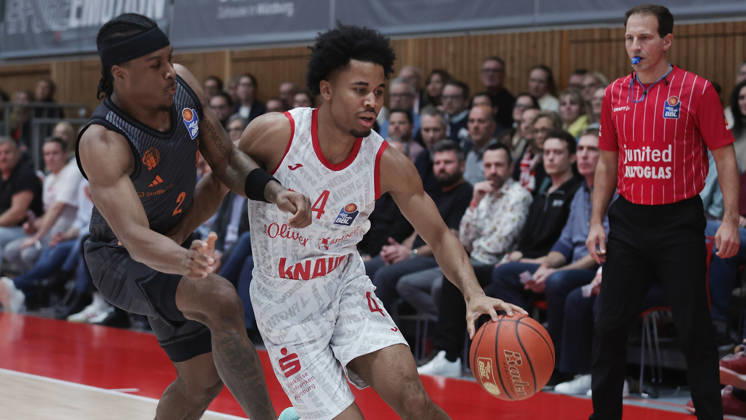 Pictured from left: Stefan Smith of the NINERS Chemnitz (2) against Sam Griffin of the Würzburg Baskets (4) with the ball, October 26, 2026,Fitness First Würzburg Baskets vs. NINERS Chemnitz, easyCredit BBL, Matchday 6, Germany, 97072, tectake Arena Würzburg, Copyright: HMBxMedia xJulienxBecker