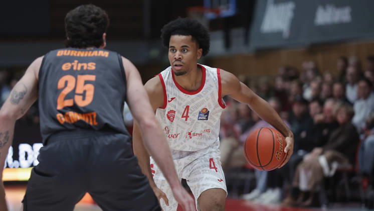 Pictured from left: Ben Burnham of the NINERS Chemnitz, 25, against Sam Griffin of the Würzburg Baskets, 4, with the ball on October 26, 2026,Fitness First Würzburg Baskets vs. NINERS Chemnitz, easyCredit BBL, Matchday 6, Germany, 97072, tectake Arena Würzburg, Copyright: HMBxMedia xJulienxBecker