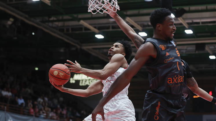 Pictured from left: Sam Griffin of the Würzburg Baskets, No. 4, making a layup against Phlandrous Fleming Jr. of the NINERS Chemnitz, No. 1, October 26, 2026,Fitness First Würzburg Baskets vs. NINERS Chemnitz, easyCredit BBL, Matchday 6, Germany, 97072, tectake Arena Würzburg, Copyright: HMBxMedia xJulienxBecker