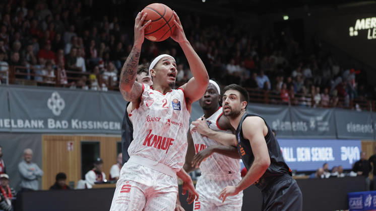 Pictured from left: Jannis von Seckendorff, NINERS Chemnitz, 90, Max Jones of the Würzburg Baskets, No. 2 with the ball, Charles Thompson of the Würzburg Baskets, No. 32, and Mateo Seric of the NINERS Chemnitz, No. 21 26 10 2026,Fitness First Würzburg Baskets vs. NINERS Chemnitz, easyCredit BBL, Matchday 6, Germany, 97072, tectake Arena Würzburg, Copyright: HMBxMedia xJulienxBecker