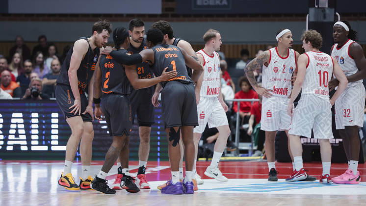 Pictured from left: the NINERS Five and the Würzburg Five are discussing the game on October 26, 2026,Fitness First Würzburg Baskets vs. NINERS Chemnitz, easyCredit BBL, Matchday 6, Germany, 97072, tectake Arena Würzburg, Copyright: HMBxMedia xJulienxBecker