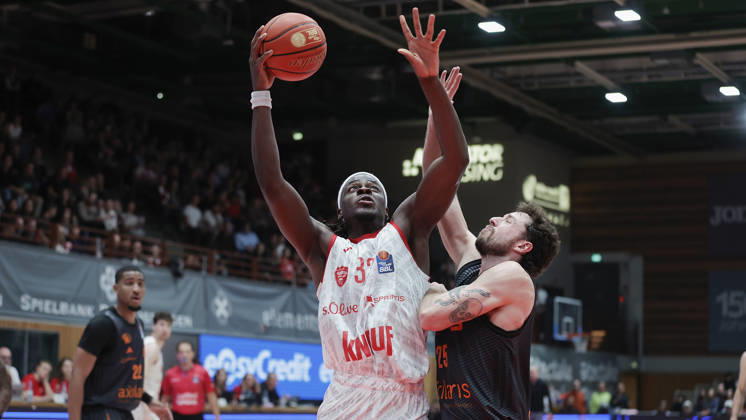 Pictured from left: Charles Thompson of the Würzburg Baskets, No. 32, making a layup against Ben Burnham of the NINERS Chemnitz, No. 25 (26 10 2026),Fitness First Würzburg Baskets vs. NINERS Chemnitz, easyCredit BBL, Matchday 6, Germany, 97072, tectake Arena Würzburg, Copyright: HMBxMedia xJulienxBecker