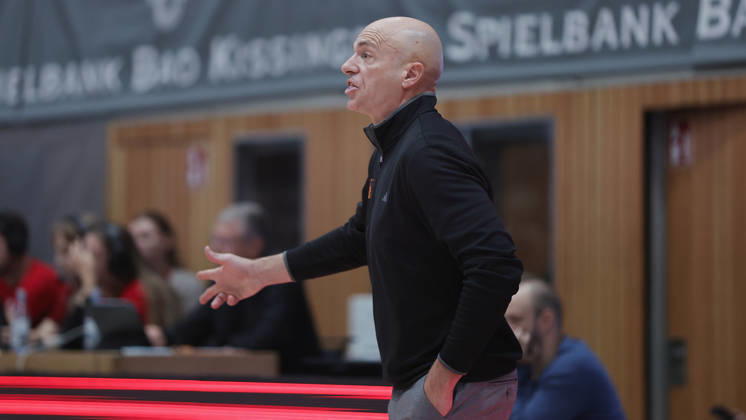 Pictured: Head Coach Rodrigo Pastore giving instructions to the NINERS Chemnitz on October 26, 2026; Fitness First Würzburg Baskets vs. NINERS Chemnitz, easyCredit BBL, Matchday 6, Germany, 97072, tectake Arena Würzburg, Copyright: HMBxMedia xJulienxBecker