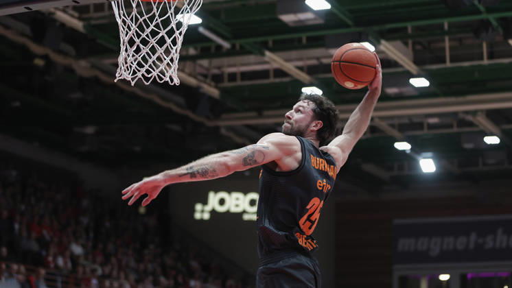 Pictured: Ben Burnham of the NINERS Chemnitz, age 25, making a dunk on October 26, 2026,Fitness First Würzburg Baskets vs. NINERS Chemnitz, easyCredit BBL, Matchday 6, Germany, 97072, tectake Arena Würzburg, Copyright: HMBxMedia xJulienxBecker