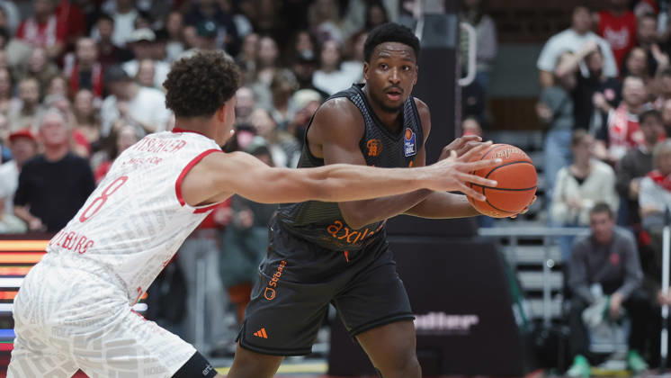 Pictured from left: Brandon Tischler of the Würzburg Baskets, No. 8, against Phlandrous Fleming Jr. of the NINERS Chemnitz, No. 1, on October 26, 2026,Fitness First Würzburg Baskets vs. NINERS Chemnitz, easyCredit BBL, Matchday 6, Germany, 97072, tectake Arena Würzburg, Copyright: HMBxMedia xJulienxBecker