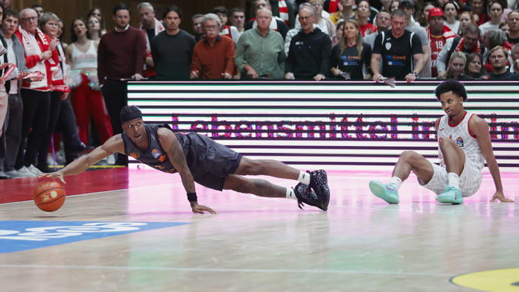 In the photo, from left: Stefan Smith of the NINERS Chemnitz steals the ball from Sam Griffin of the Würzburg Baskets, 4 26 10 2026,Fitness First Würzburg Baskets vs. NINERS Chemnitz, easyCredit BBL, Matchday 6, Germany, 97072, tectake Arena Würzburg, Copyright: HMBxMedia xJulienxBecker