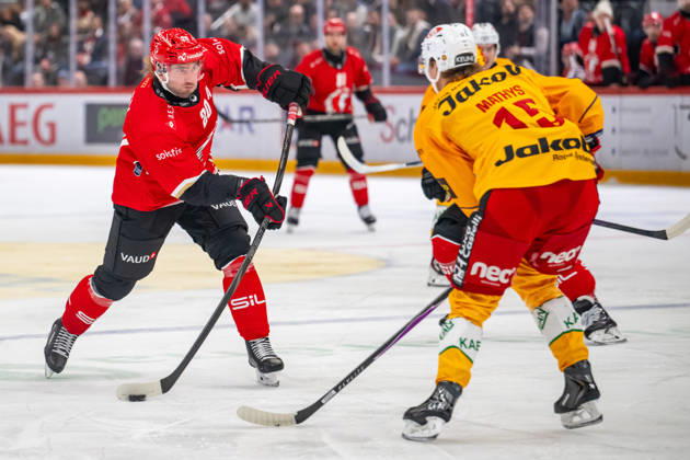 NL: Lausanne HC - SCL Tigers 27.10.2026, Lausanne, Vaudoise Arena, NL: Lausanne HC - SCL Tigers. Michael Fora (20, Lausanne HC) and Tim Mathys (15, SCL Tigers) during the 2026-2027 Swiss National League Ice hockey, Eishockey game between Lausanne HC and SCL Tigers the Tuesday 27.10.2026 at the Vaudoise Arena in Lausanne, Switzerland. Lausanne Vaudoise Arena Vaud Switzerland Copyright: xMediafabxPhotographyxFabricexDexGasperisx MEDIAFAB-HOCKEY-LAUSANNE HC-SCL TIGERS-LAUSANNE-27.10.2026-0048