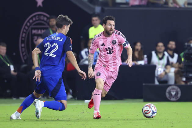 MIAMI, FL - OCTOBER 28: Inter Miami CF forward Leo Messi (10) attacks with the ball as FC Cincinnati forward Gerardo Valenzuela (22) defends in the first half during the MLS, Fussball Herren, USA match between FC Cincinnati and Inter Miami CF on Wednesday, October 28, 2026 at Nu Stadium in Miami, FL (Photo by Peter Joneleit Icon Sportswire) SOCCER: OCT 28 MLS Inter Miami CF vs FC Cincinnati EDITORIAL USE ONLY Icon2601028001