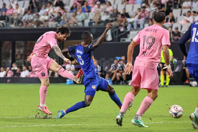 October 28, 2026, Miami, Florida, USA: Inter Miami CF forward Lionel Messi (10) shoots on goal during a 2026 MLS, Fussball Herren, USA soccer match between Inter Miami CF and FC Cincinnati. Miami USA - ZUMAa257 20261028_zsp_a257_004 Copyright: xChrisxArjoonx