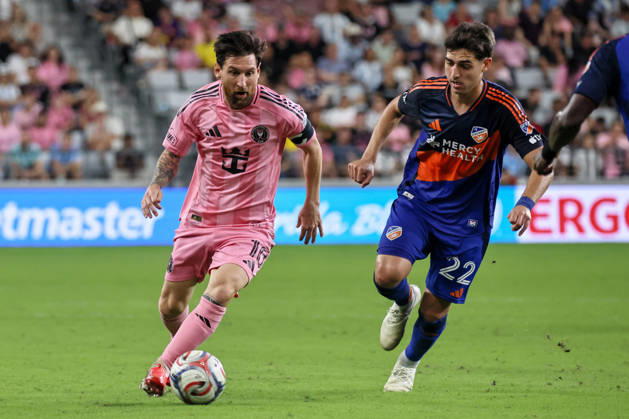 October 28, 2026, Miami, Florida, USA: Inter Miami CF forward Lionel Messi (10) and FC Cincinnati forward Gerardo Valenzuela (22) battle for a ball during a 2026 MLS, Fussball Herren, USA soccer match between Inter Miami CF and FC Cincinnati. Soccer 2026: Inter Miami CF 2:2 FC Cincinnati.  - ZUMAa257 20261028_zsp_a257_003 Copyright: xChrisxArjoonx