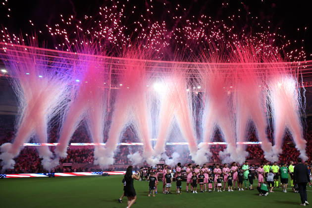 MIAMI, FL - OCTOBER 28: Fieworks light the field before the MLS, Fussball Herren, USA match between FC Cincinnati and Inter Miami CF on Wednesday, October 28, 2026 at Nu Stadium in Miami, FL (Photo by Peter Joneleit Icon Sportswire) SOCCER: OCT 28 MLS Inter Miami CF vs FC Cincinnati EDITORIAL USE ONLY Icon2601028011