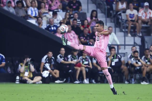 MIAMI, FL - OCTOBER 28: Inter Miami CF midfielder Carlos Casimiro (5) collects a pass in the first half during the MLS, Fussball Herren, USA match between FC Cincinnati and Inter Miami CF on Wednesday, October 28, 2026 at Nu Stadium in Miami, FL (Photo by Peter Joneleit Icon Sportswire) SOCCER: OCT 28 MLS Inter Miami CF vs FC Cincinnati EDITORIAL USE ONLY Icon2601028015