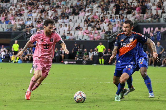 October 28, 2026, Miami, Florida, USA: Inter Miami CF forward Lionel Messi (10) and FC Cincinnati forward Kristian Fletcher (14) battle for a ball during a 2026 MLS, Fussball Herren, USA soccer match between Inter Miami CF and FC Cincinnati. Soccer 2026: Inter Miami CF 2:2 FC Cincinnati.  - ZUMAa257 20261028_zsp_a257_007 Copyright: xChrisxArjoonx