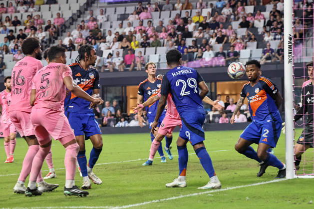 October 28, 2026, Miami, Florida, USA: FC Cincinnati defender Alvas Powell (2) clears a shot from Inter Miami CF defender Micael Dos Santos (16) during a 2026 MLS, Fussball Herren, USA soccer match between Inter Miami CF and FC Cincinnati. Miami USA - ZUMAa257 20261028_zsp_a257_016 Copyright: xChrisxArjoonx